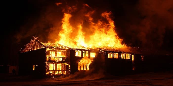 घर में आग पर निबंध | A House on Fire Essay – Students के लिए ऐसे लिखें A House on Fire Essay (एक घर मे आग पर निबंध)
