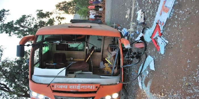 सड़क दुर्घटना पर निबंध | Road Accident Essay – Students के लिए ऐसे लिखें ek bas ko road accident ke bad dikhaya gaya hai jo tut foot chuki hai